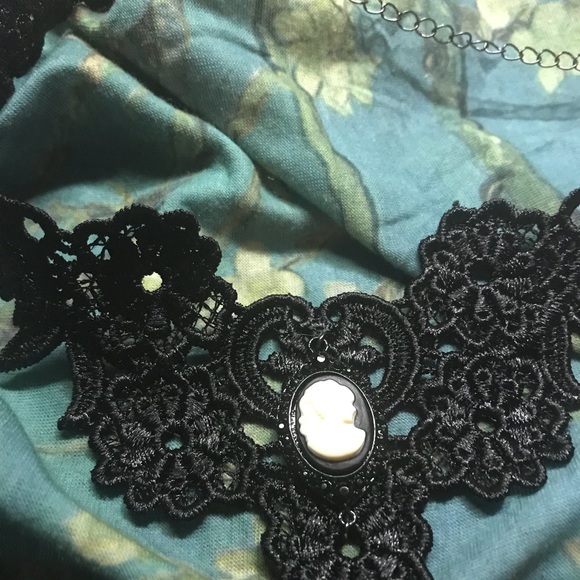 Claire’s Lacey Black Cameo Choker - Picture 2 of 7